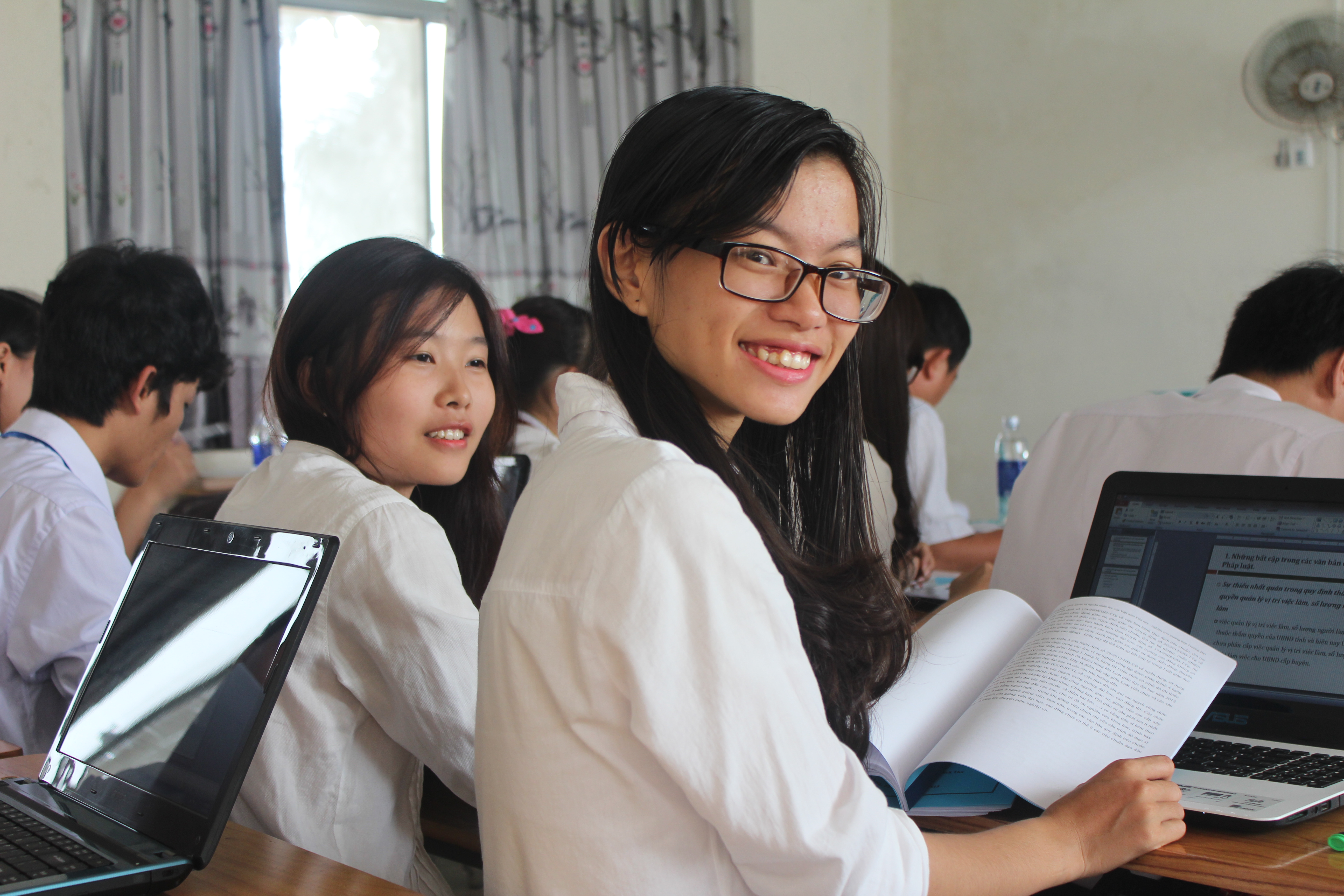 Các bạn sinh viên nhẹ nhõm khi bảo vệ xong đề tài