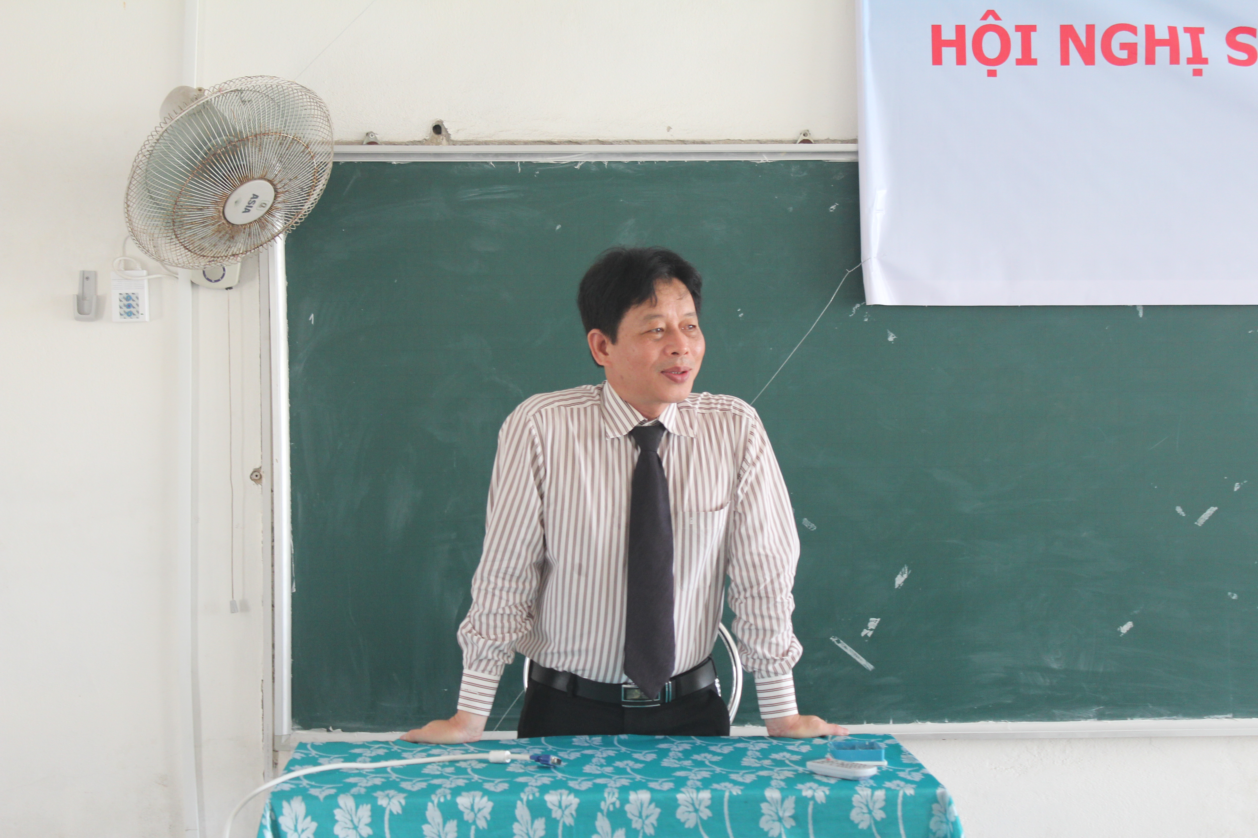 GS.TS Nguyễn Trường Sơn nhận xét buổi hội nghị sinh viên nghiên cứu khoa học